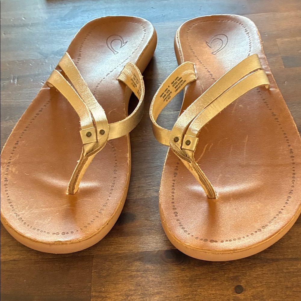 OluKai Kapehe Luana Metallic Gold Sandals - 8